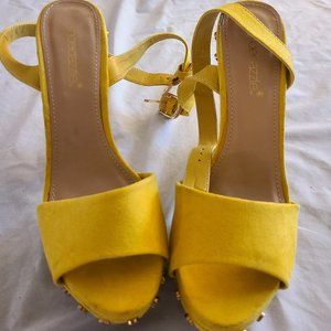 Shoe Dazzle Mule with ankle strap Yellow plush fabric grommet accents 7.5 worn